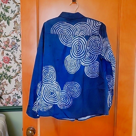 Wearshes blouse. White spiral print on blue background. 20 inches pit to pit - Picture 2 of 3